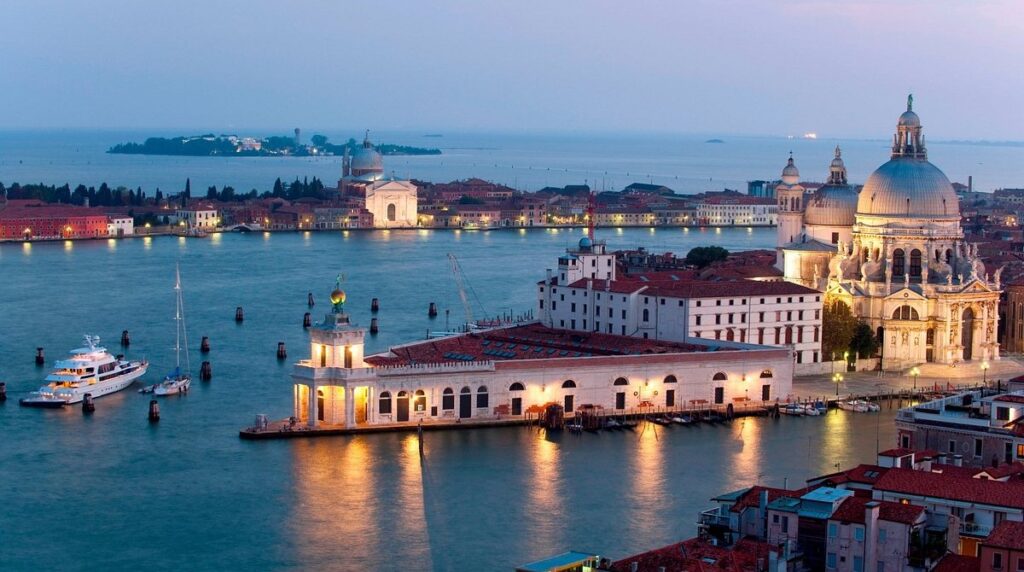 Punta della Dogana con la sua caratteristica forma ricorda altresì la prua di una nave