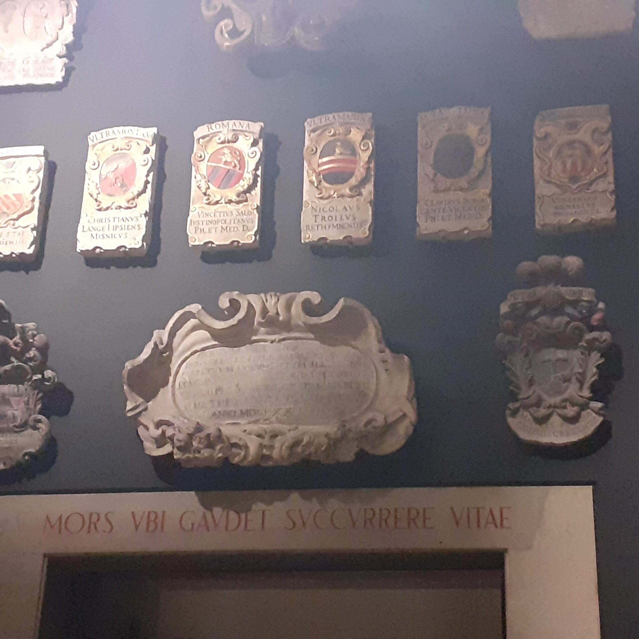 Iscrizione sulla porta che conduce al teatro anatomico 